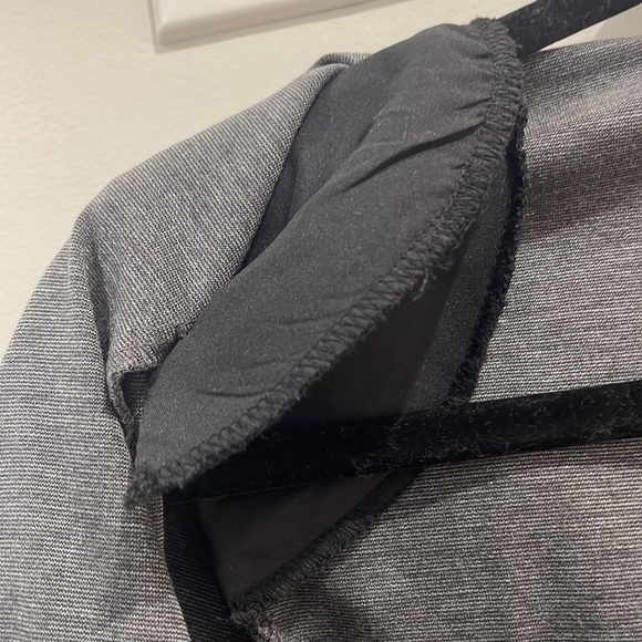 This blazer has shoulder pads. Split in the back, great condition - Picture 7 of 10